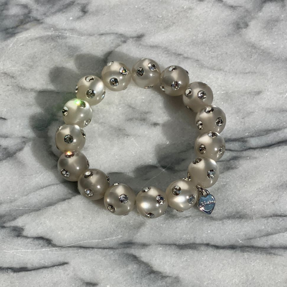 Glänzendes Coloristers Perlenarmband mit Kristallen in grau. Shiny Coloristers Pearl bracelet with crystals in grey.