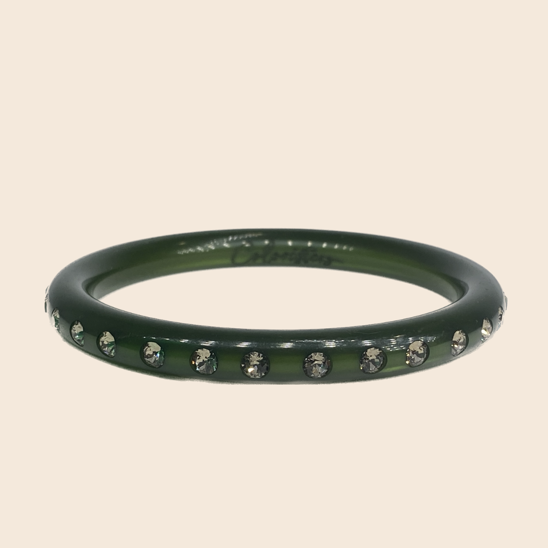 Armreifen mit Kristallen in Khaki. Bangle with crystals in khaki.