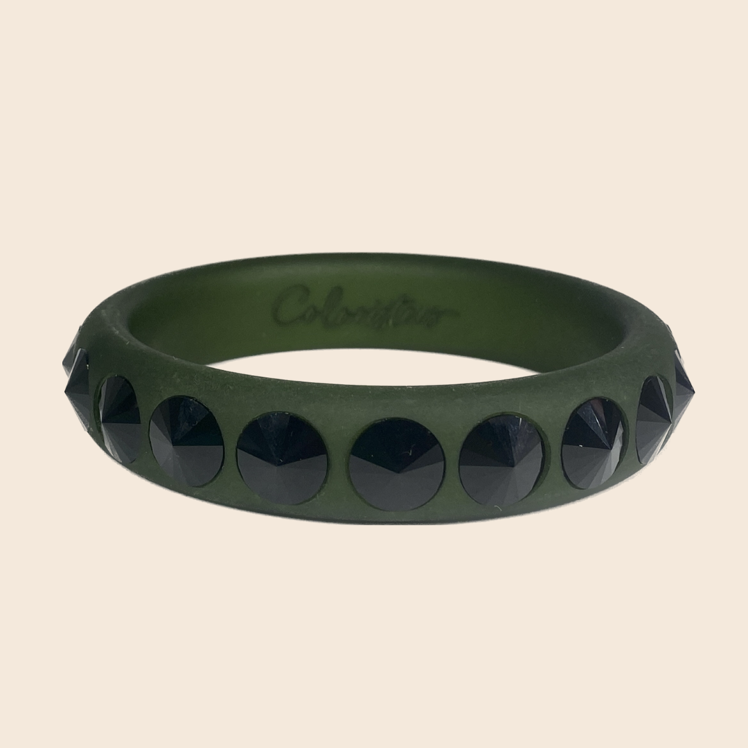 Armreifen mit Kristallen in Khaki und schwarz. Bangle with crystals in khaki and black.