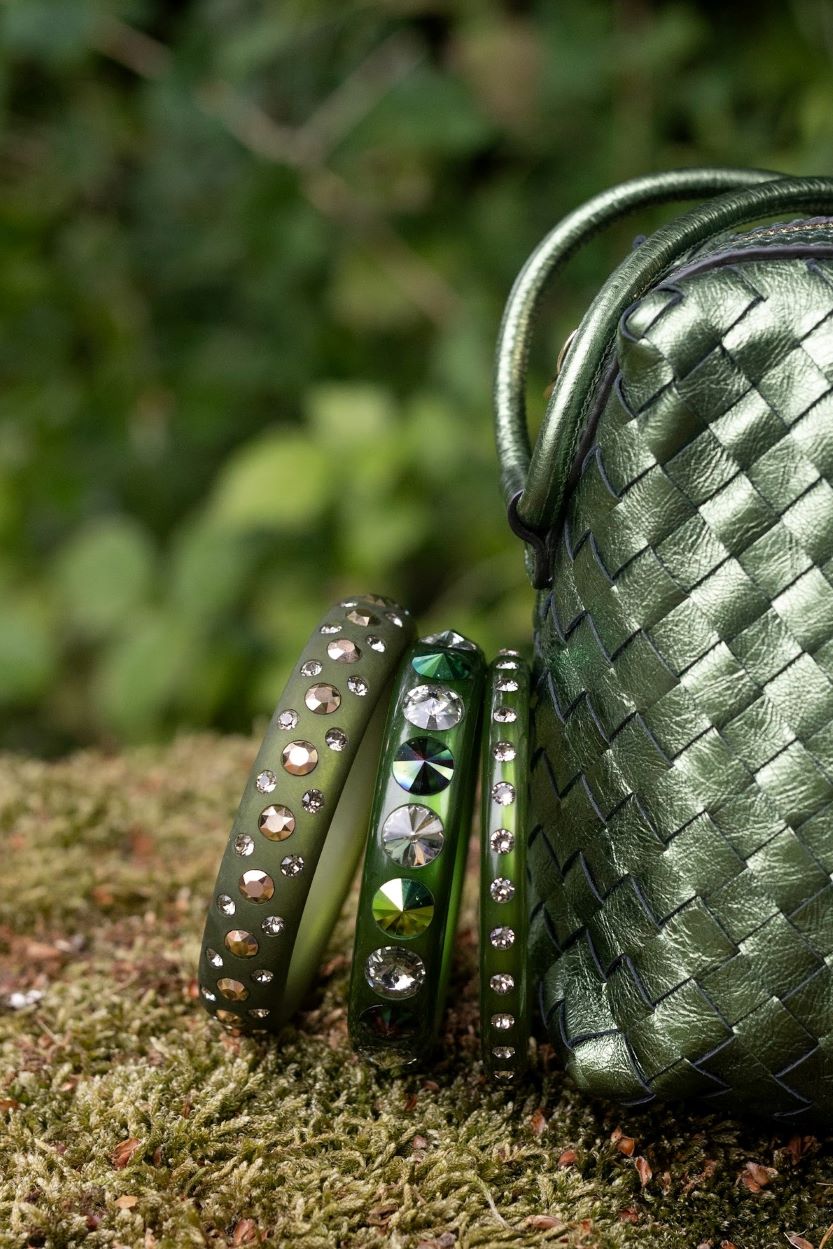 Armreifen mit Kristallen in Khaki und gold. Bangle with crystals in khaki and gold.