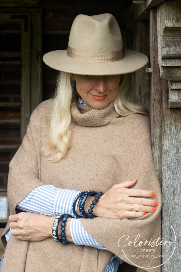 Frau mit Coloristers Armreifen mit Kristallen. Women with Coloristers bangles with crystals.
