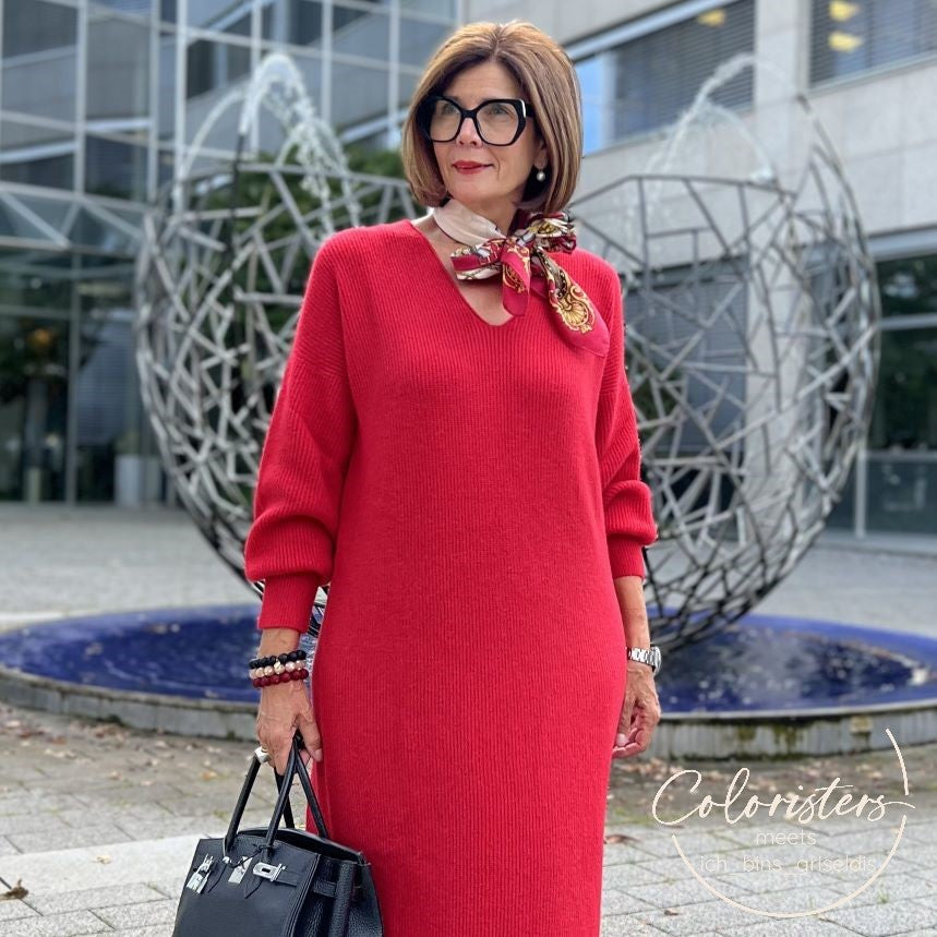 Frau mit Coloristers Armreifen mit Kristallen. Women with Coloristers bangles with crystals.