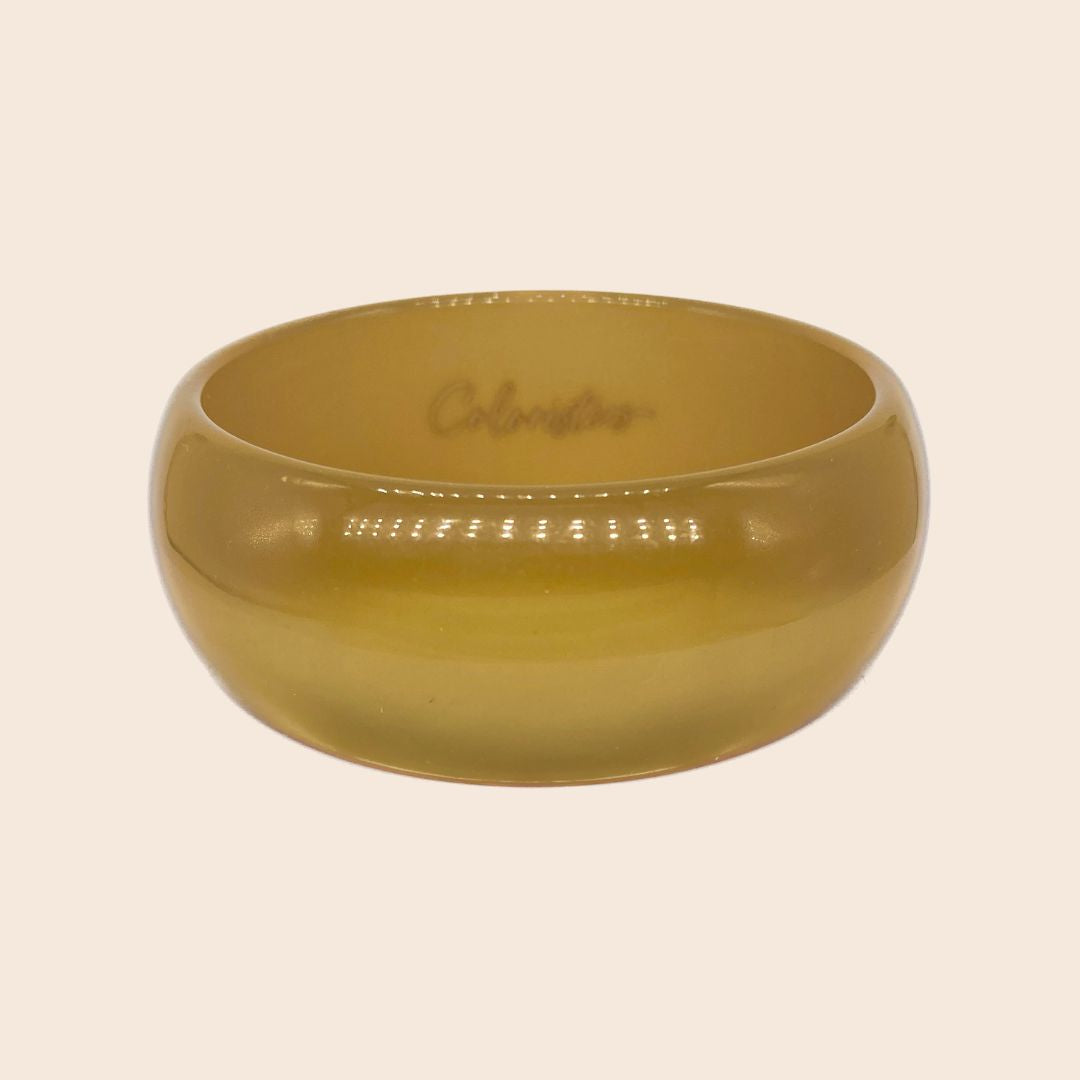 Glänzender Coloristers Armreifen in Beige. Shiny Coloristers Bangle in Beige.