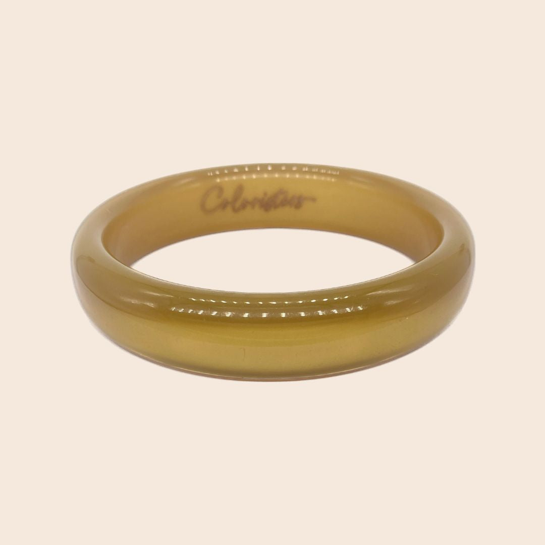 Glänzender Coloristers Armreifen in Beige. Shiny Coloristers Bangle in Beige.