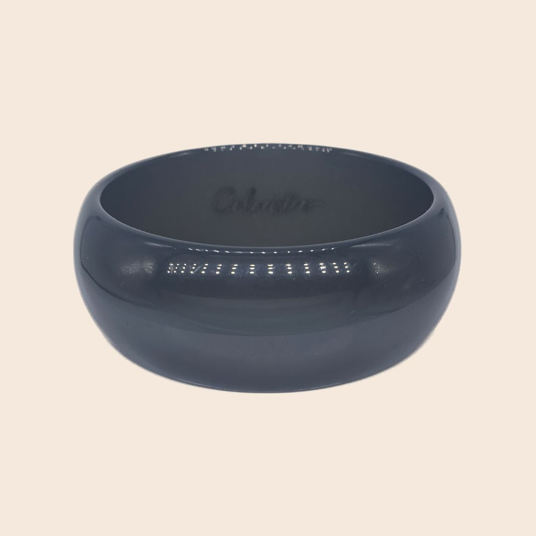 Glänzender Coloristers Armreifen in Grau. Shiny Coloristers Bangle in Grey.