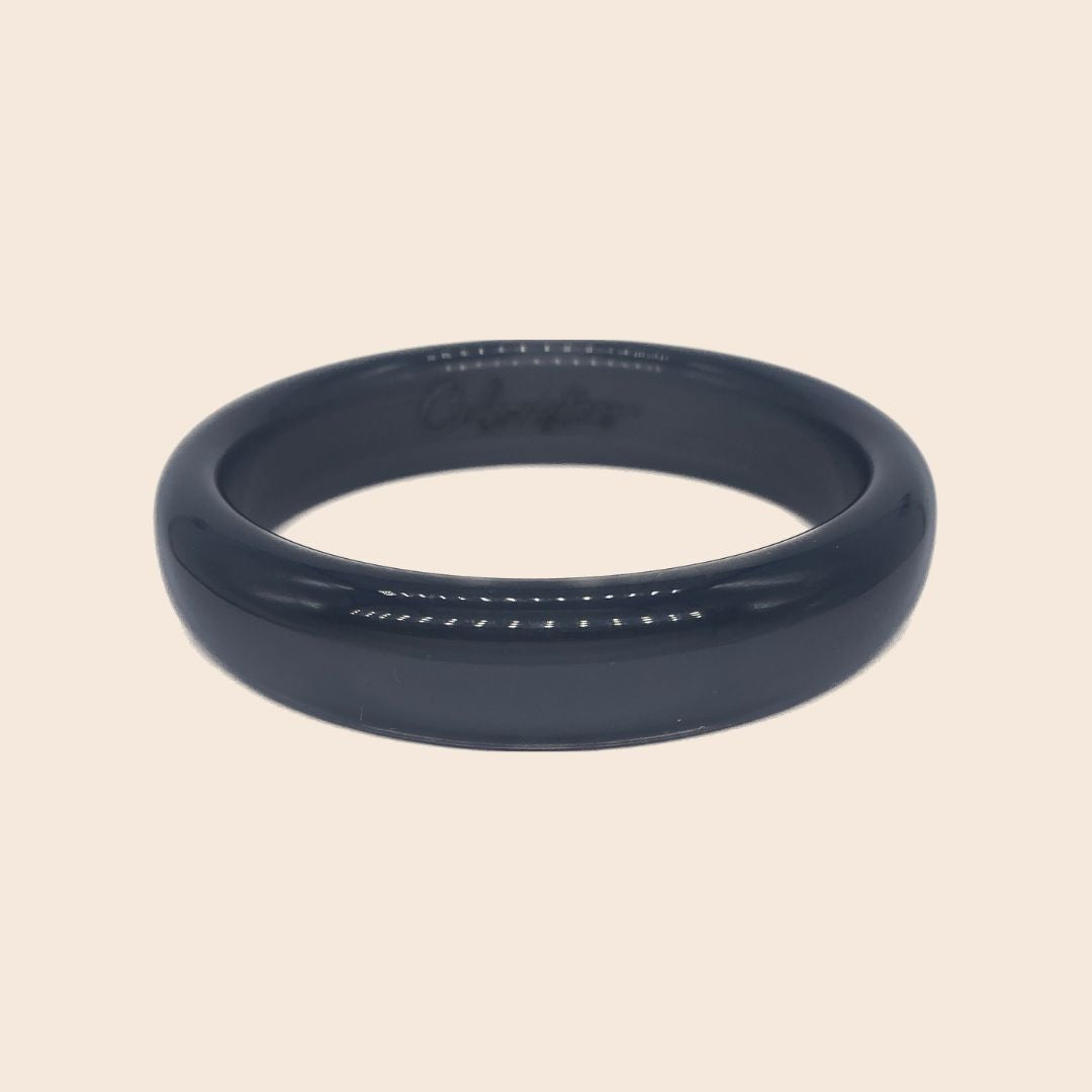 Glänzender Coloristers Armreifen in Grau. Shiny Coloristers Bangle in Grey.