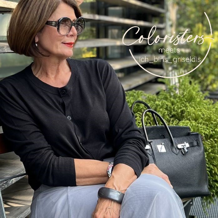 Frau mit Coloristers Armreifen mit Kristallen. Women with Coloristers bangles with crystals.