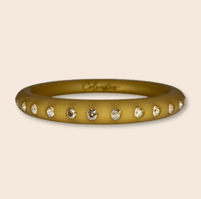 Schmaler Coloristers Armreifen mit Kristallen in Beige. Narrow Coloristers bangle with crystals in beige.