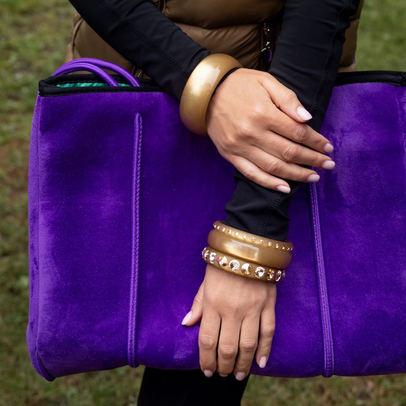 Hand mit hellbraunen Coloristers Armreifen mit Kristallen. Hand with light brown Coloristers bangles with crystals.