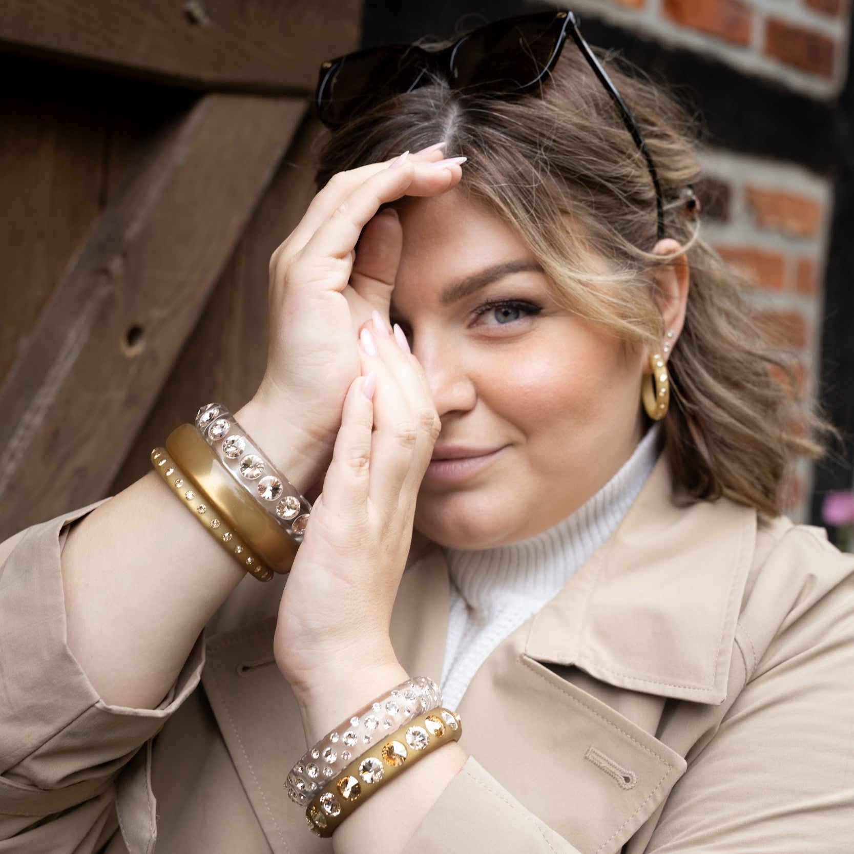 Frau mit hellbraunen Coloristers Armreifen mit Kristallen. Woman with light brown Coloristers bangles with crystals.