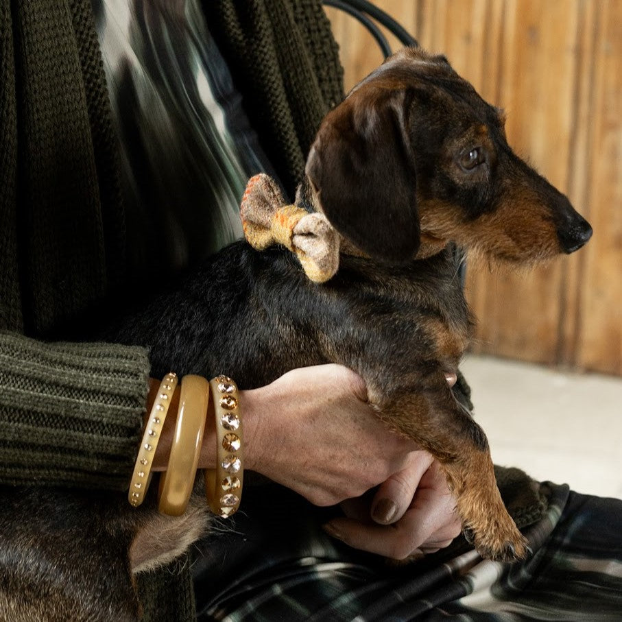 Hand mit hellbraunen Coloristers Armreifen mit Kristallen. Hand with light brown Coloristers bangles with crystals.