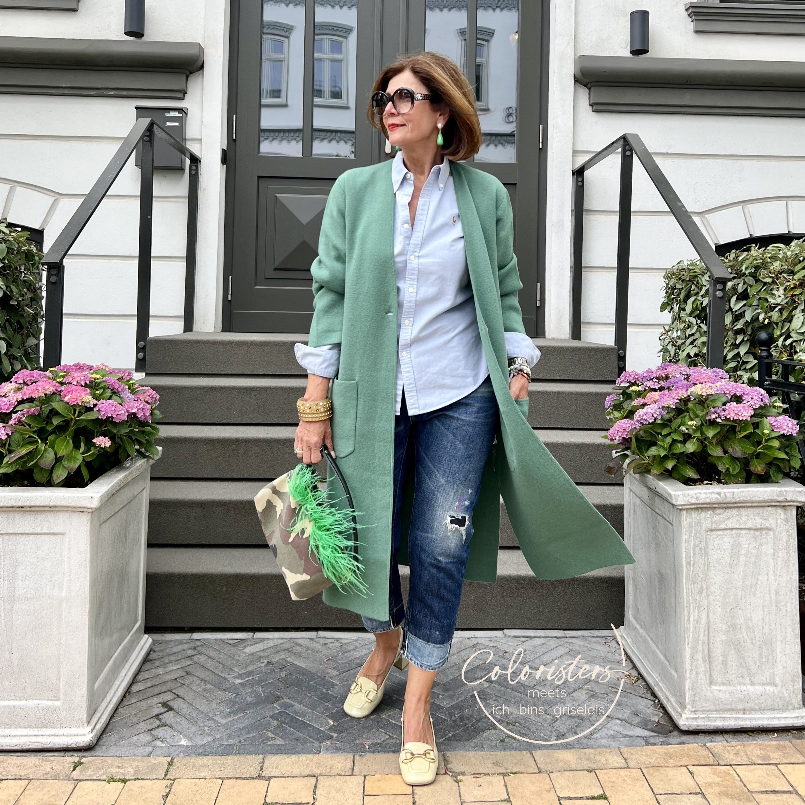 Frau mit Coloristers Armreifen mit Kristallen. Women with Coloristers bangles with crystals.