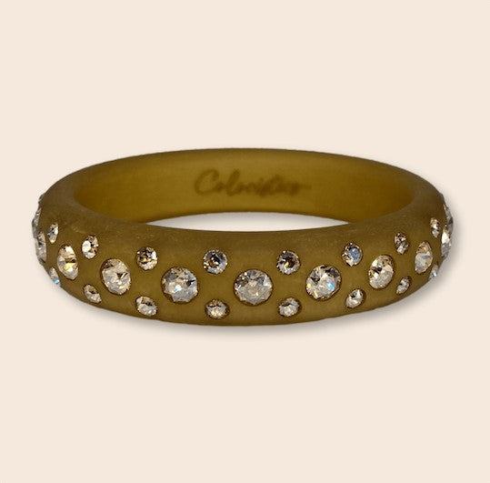 Coloristers Armreifen mit Kristallen in Beige. Coloristers Bangle with crystals in beige.