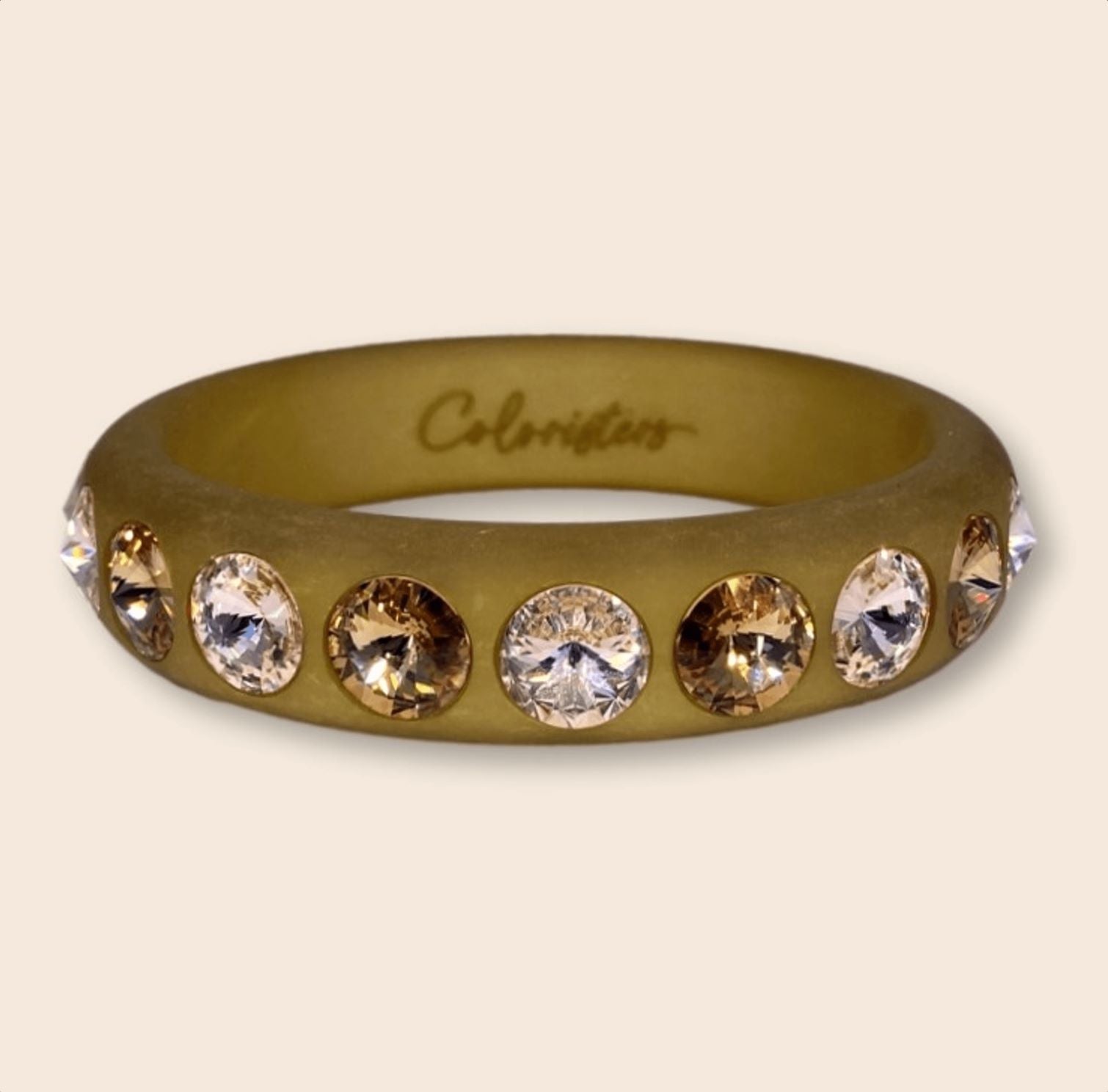Coloristers Armreifen mit Kristallen in Beige. Coloristers Bangle with crystals in beige.