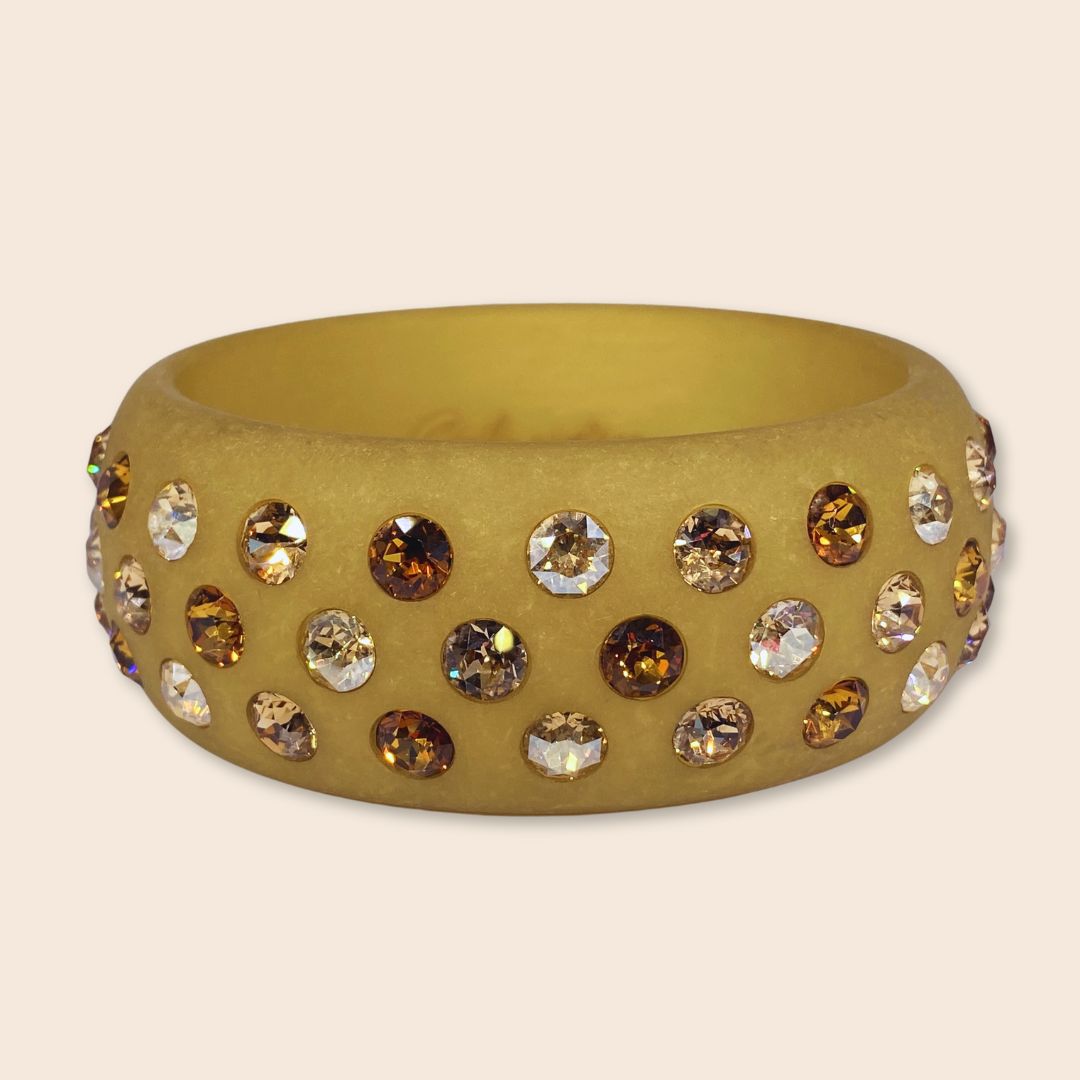 Breiter Coloristers Armreifen mit Kristallen in Beige. Large Coloristers Bangle with crystals in beige.