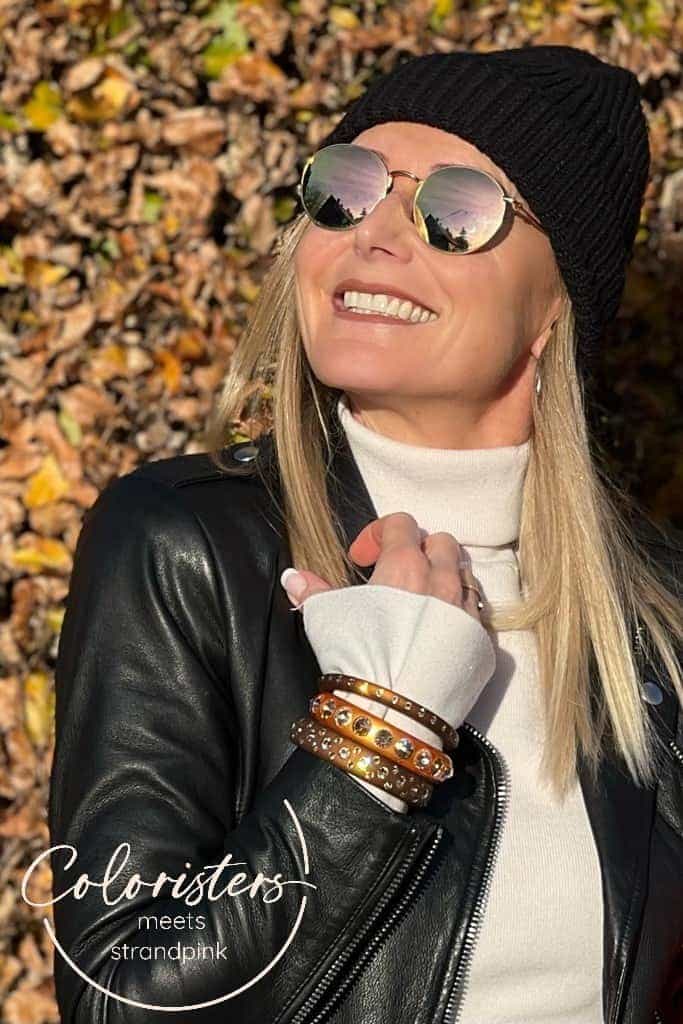 Frau mit beigen und braunen Armreifen mit Kristallen. Woman with brown and beige bangles with crystals.