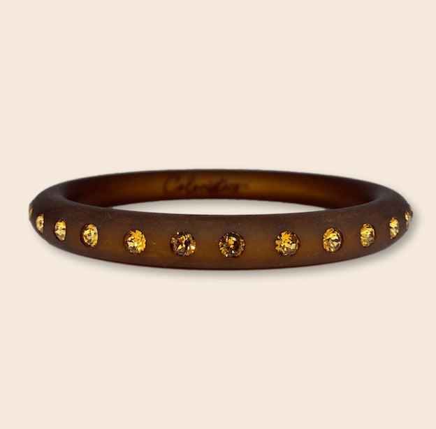 Schmaler Armreifen mit Kristallen in braun. Narrow bangle with crystals in brown.