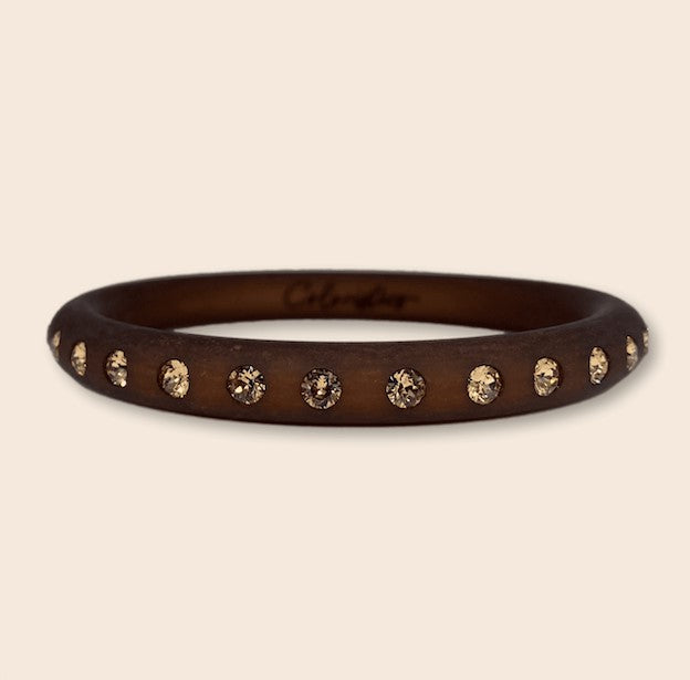 Schmaler Armreifen mit Kristallen in braun. Narrow bangle with crystals in brown.