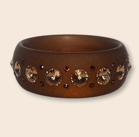 Breiter Armreifen mit Kristallen in braun. Large bangle with crystals in brown.