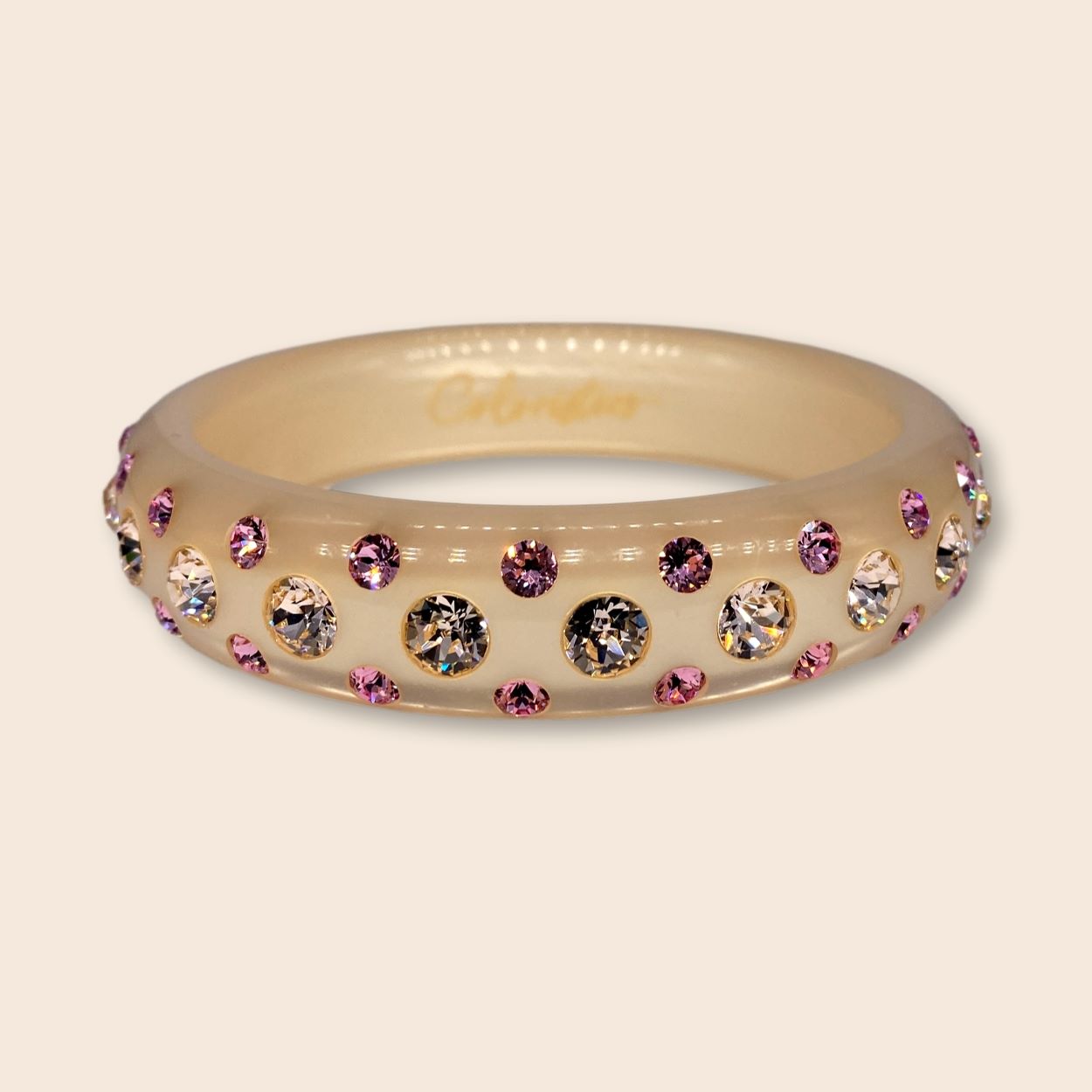 Coloristers Armreifen in champagner mit Kristallen. Coloristers Bangle with crystals in champagne.