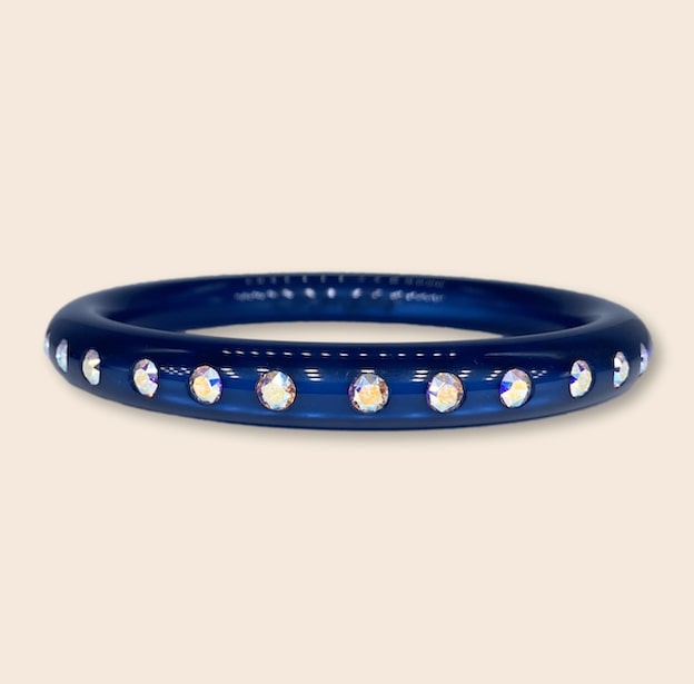 Schmaler Coloristers Armreifen Bari in dunkel Blau mit Kristallen. Narrow Coloristers bangle bari in dark blue with crystals.