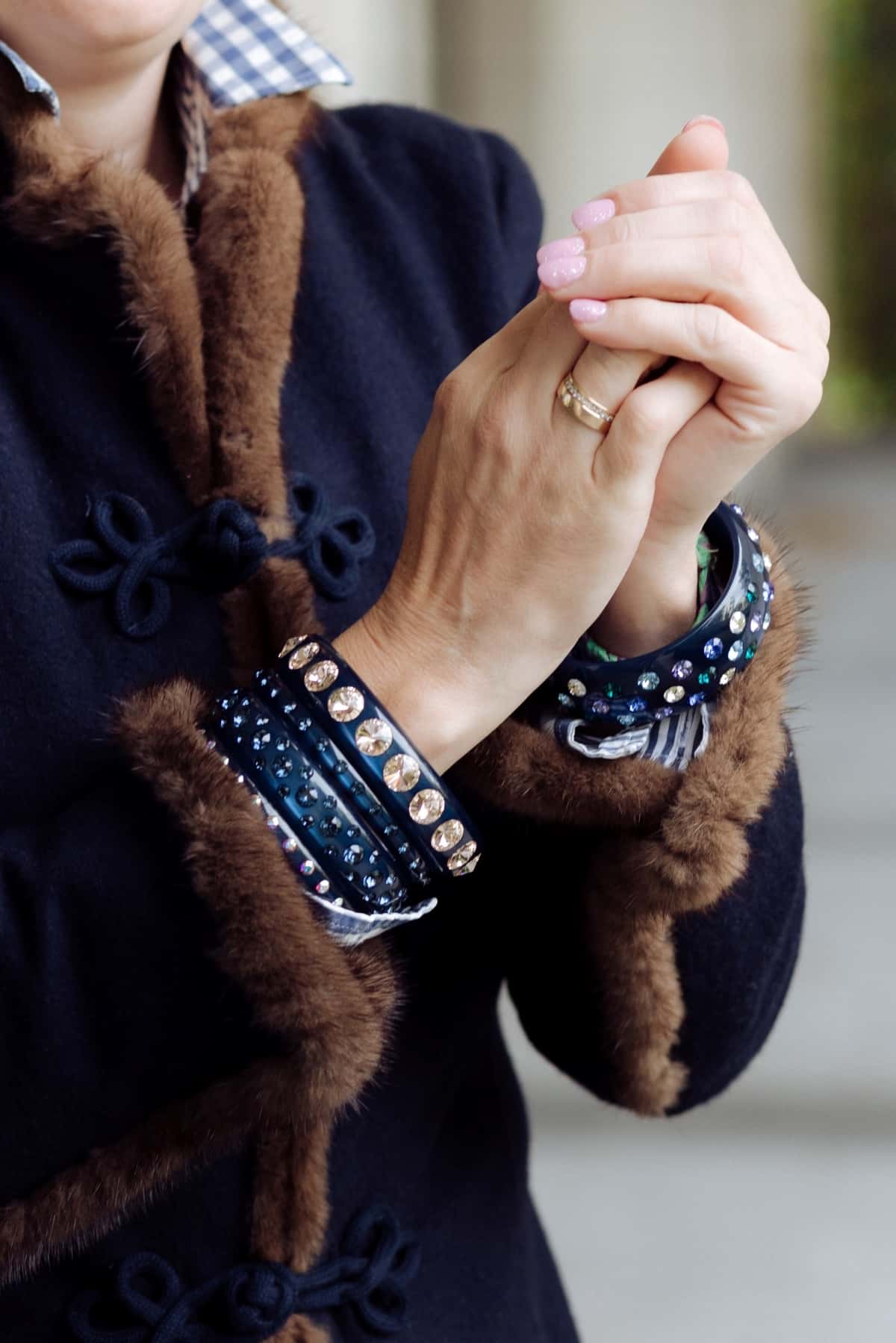 Bestager Frau mit dunkel blauen Coloristers Armreifen mit Kristallen. Bestager women with dark blue Coloristers bangles with crystals.