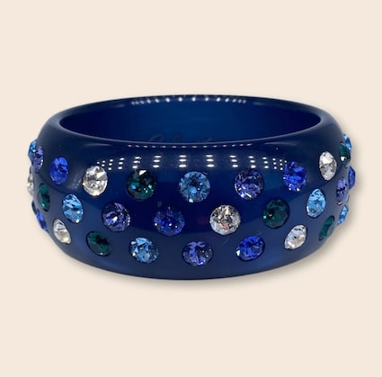 Breiter Coloristers Armreifen Bari mit Kristallen in dunklem blau. Large Coloristers bangle Bari with crystals in dark blue.
