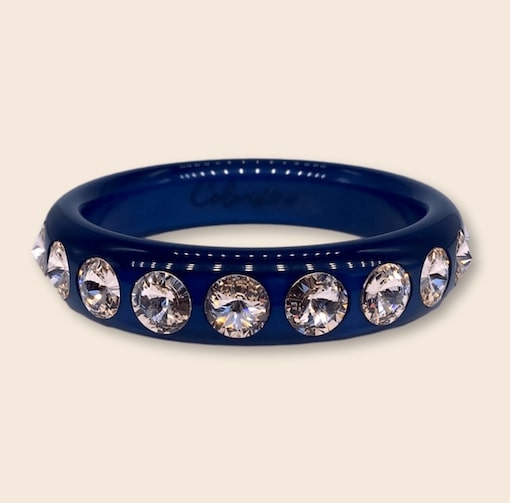 Coloristers Armreifen Sassari mit Kristallen in dunklem Blau. Coloristers Bangle Sassari with crystals in dark blue.