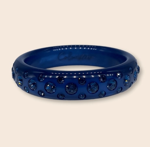 Coloristers Armreifen Catania mit Kristallen in dunklem Blau. Coloristers Bangle Catania with crystals in dark blue.