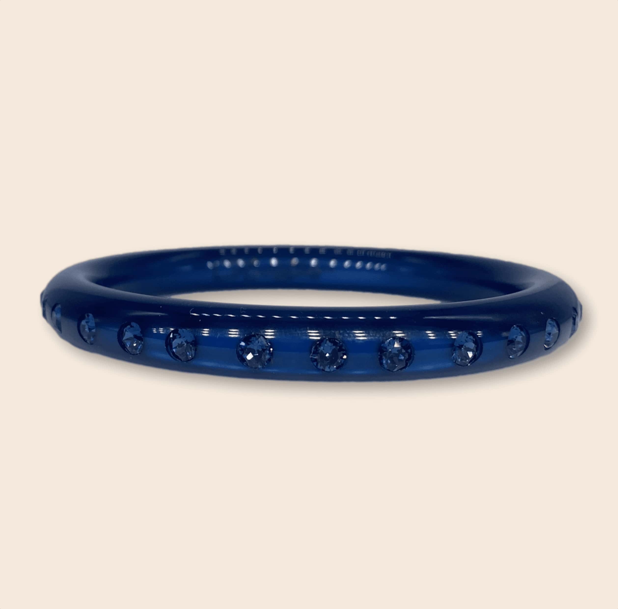 Schmaler Coloristers Armreifen Bari in dunklem Blau mit Kristallen. Narrow Coloristers bangle Bari in dark blue with crystals.