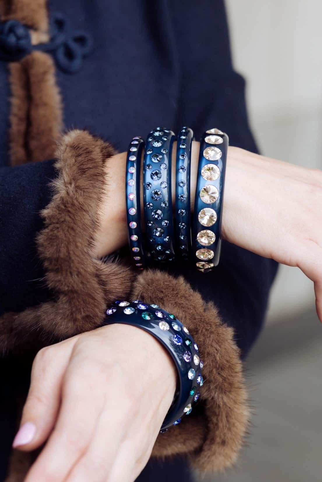 Bestager Frau mit dunkel blauen Coloristers Armreifen mit Kristallen. Bestager women with dark blue Coloristers bangles with crystals.