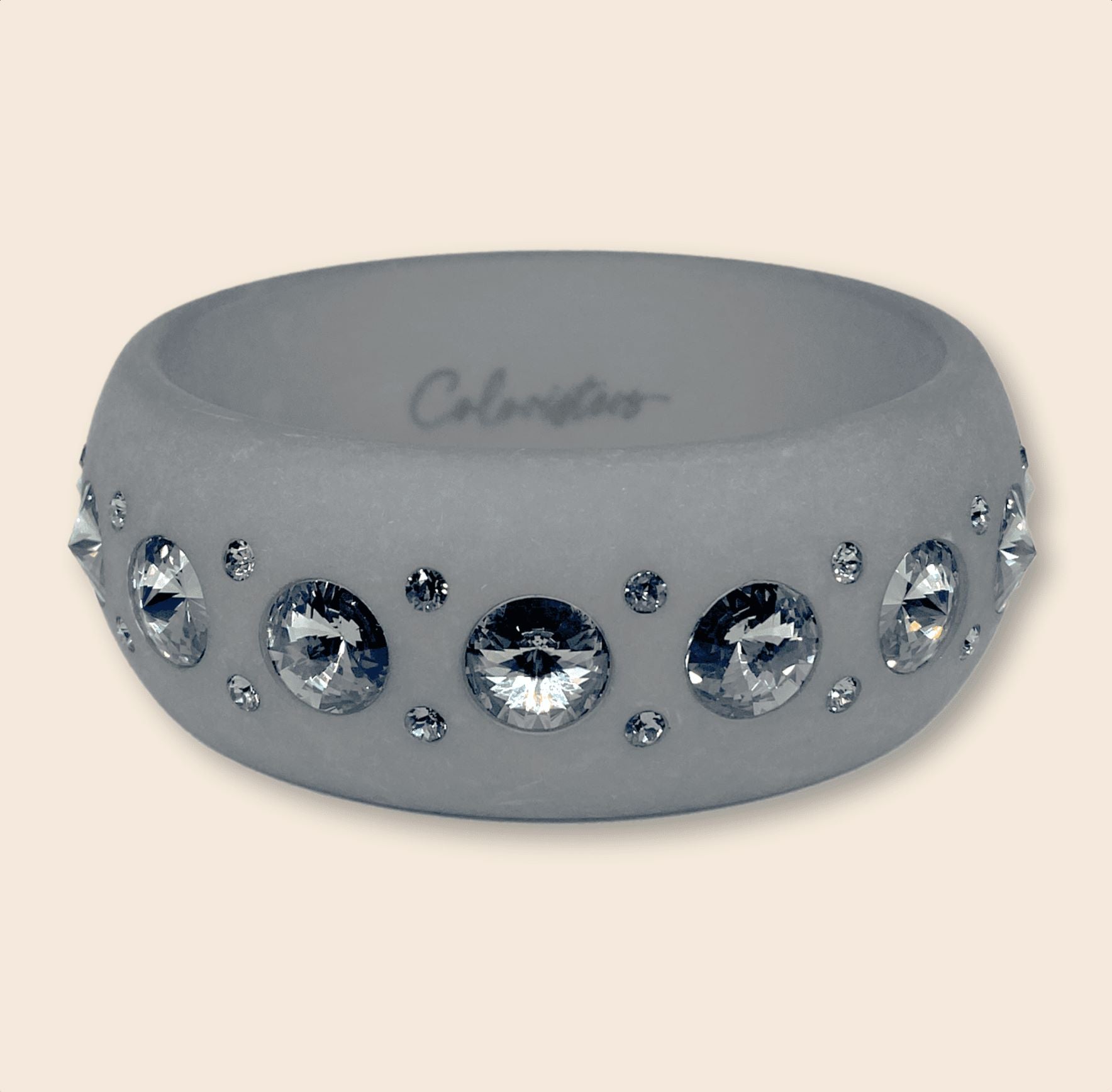 Breiter Coloristers Armreifen Catania mit Kristallen in grau. Large Coloristers bangle Catania with crystals in grey.