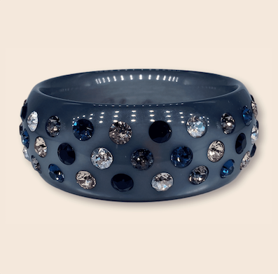 Breiter grauer Armreifen mit Kristallen in Large grey bangle with crystals in