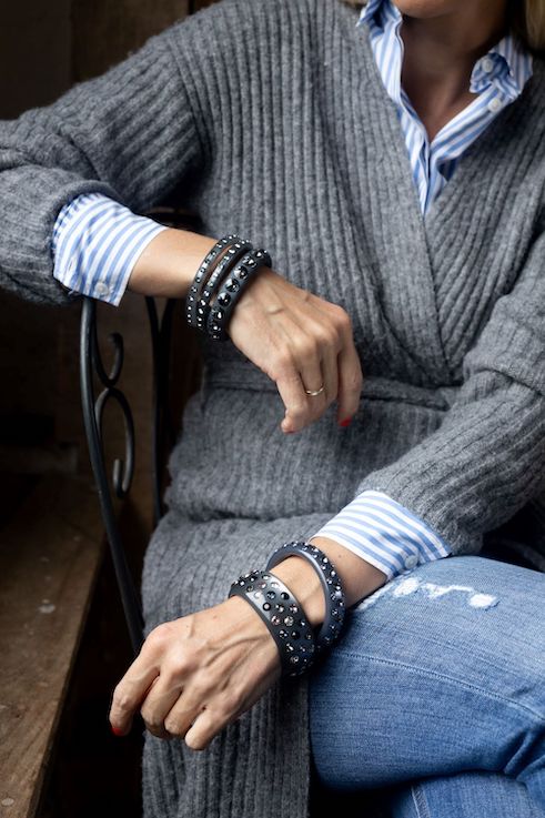 Hand mit grauen Armreifen mit Kristallen. Hand with grey bangles.