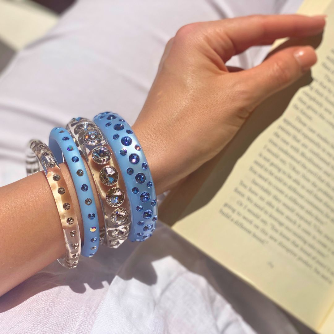 Hand mit Coloristers Armreifen mit Kristallen in hell blau, hand with Narrow Coloristers bangle with crystals in light blue