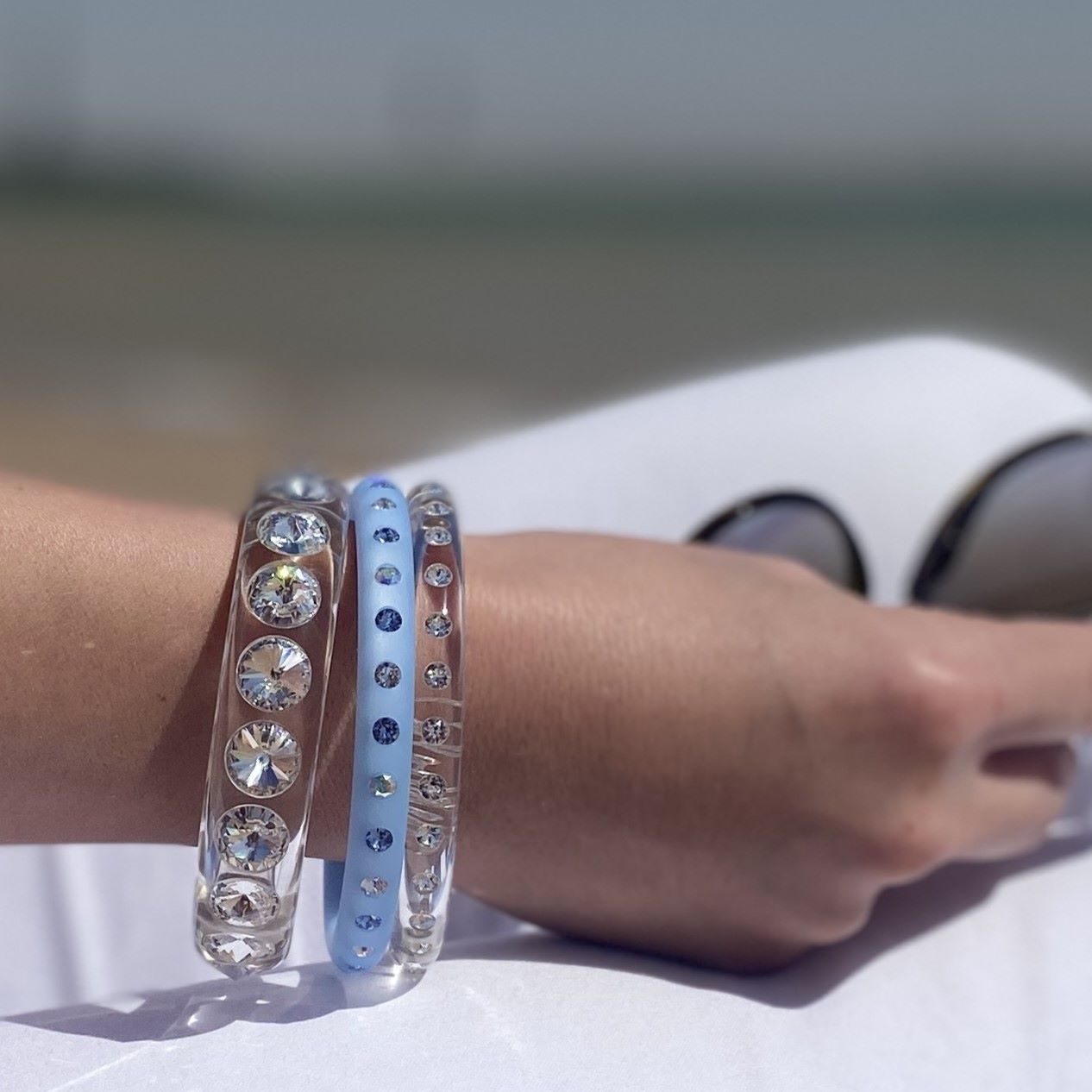 Hand mit Coloristers Armreifen mit Kristallen in hell blau, hand with Narrow Coloristers bangle with crystals in light blue
