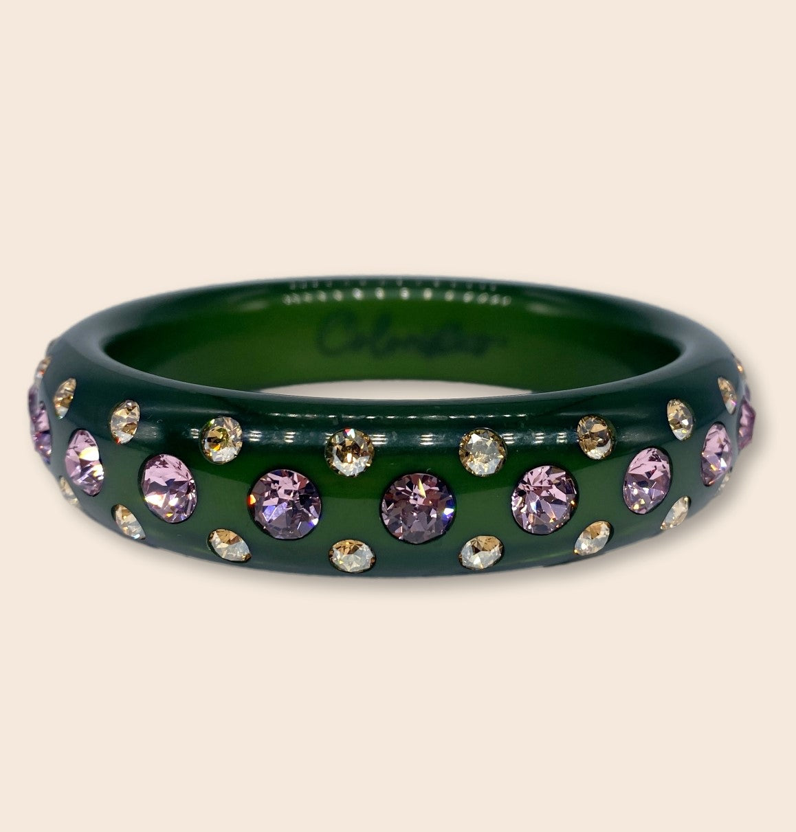 Coloristers Armreifen mit Kristallen in khaki und lila. Coloristers Bangle with crystals in khaki and purple.