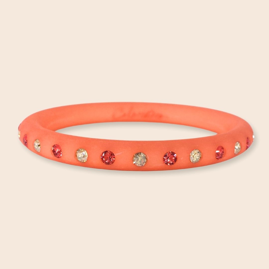 Schmaler Coloristers Armreifen mit Kristallen in Koralle, Narrow Coloristers bangle with crystals in coral