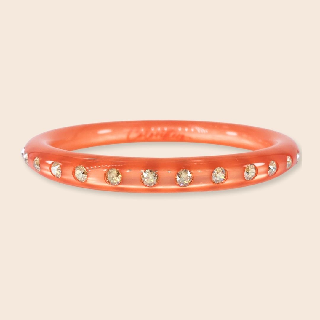 Schmaler Coloristers Armreifen mit Kristallen in Koralle, Narrow Coloristers bangle with crystals in coral