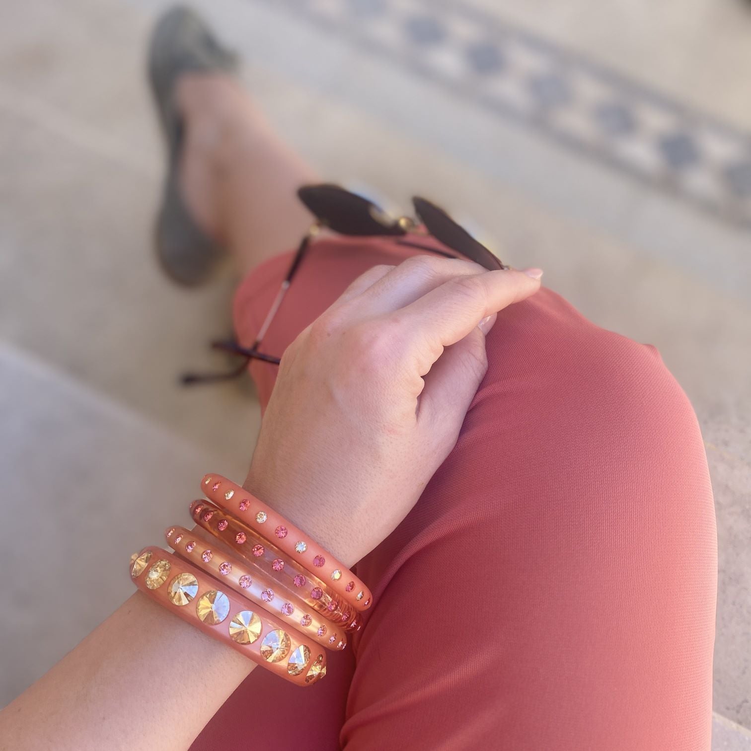 Coloristers Armreifen mit Kristallen Apricot. Coloristers Bangle with crystals in apricot