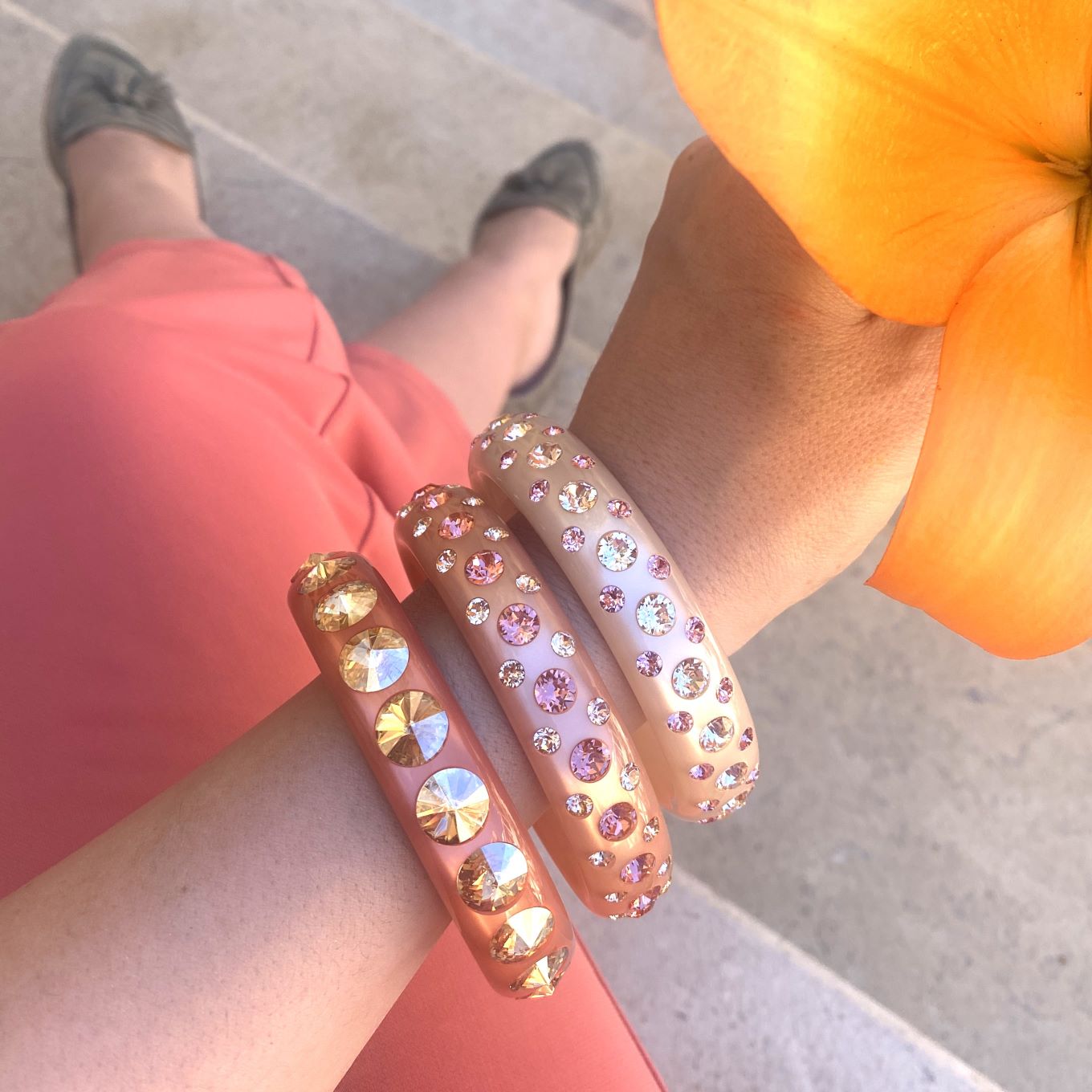 Coloristers Armreifen mit Kristallen Apricot. Coloristers Bangle with crystals in apricot