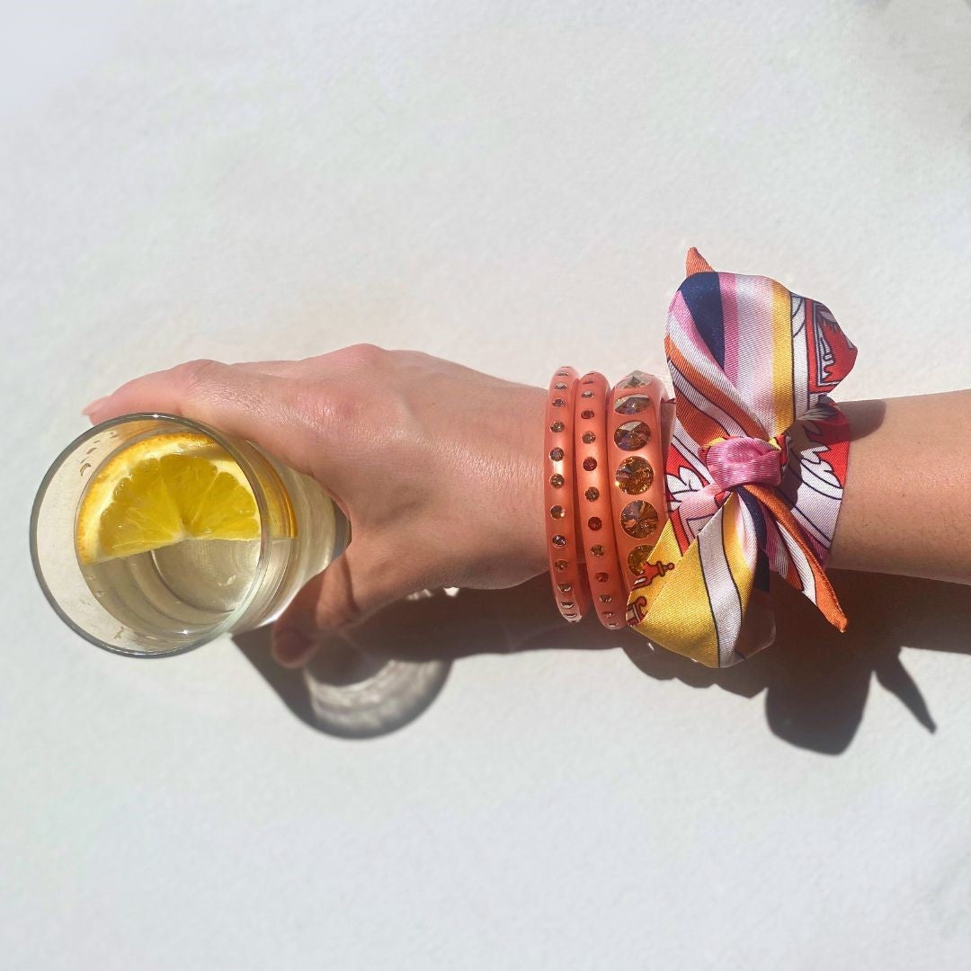 Coloristers Armreifen mit Kristallen in koralle. Coloristers Bangle with crystals in coral