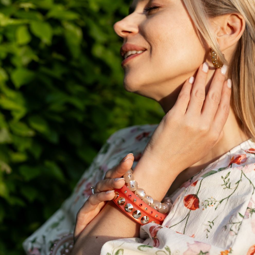 Frau mit Coloristers Ohrringen und Armreifen mit Kristallen. Women with Coloristers earrings and bangles with crystals.
