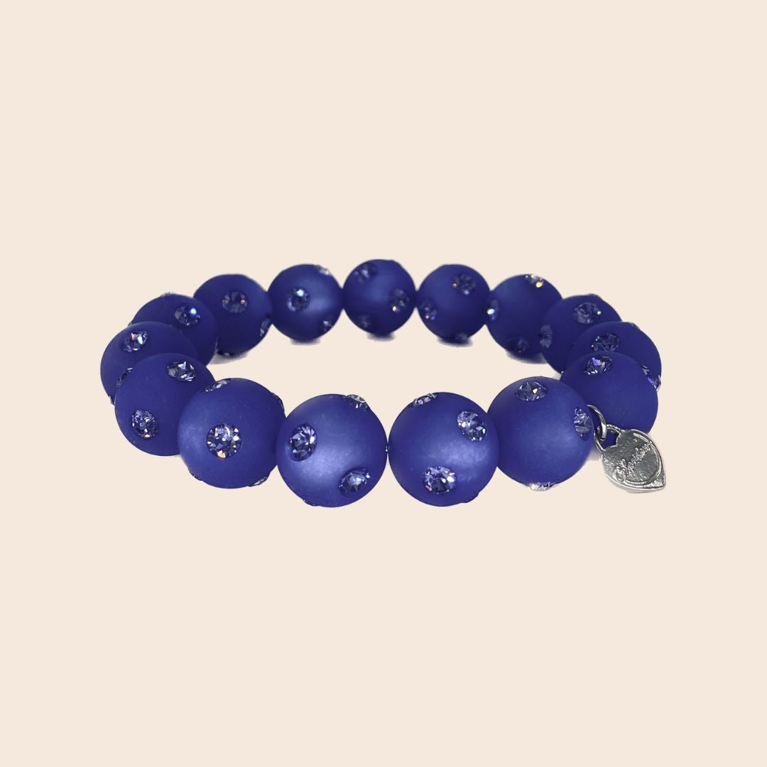 Coloristers Perlenarmband mit Kristallen in very peri lila.  Coloristers Pearl bracelet with crystals in very peri purple.