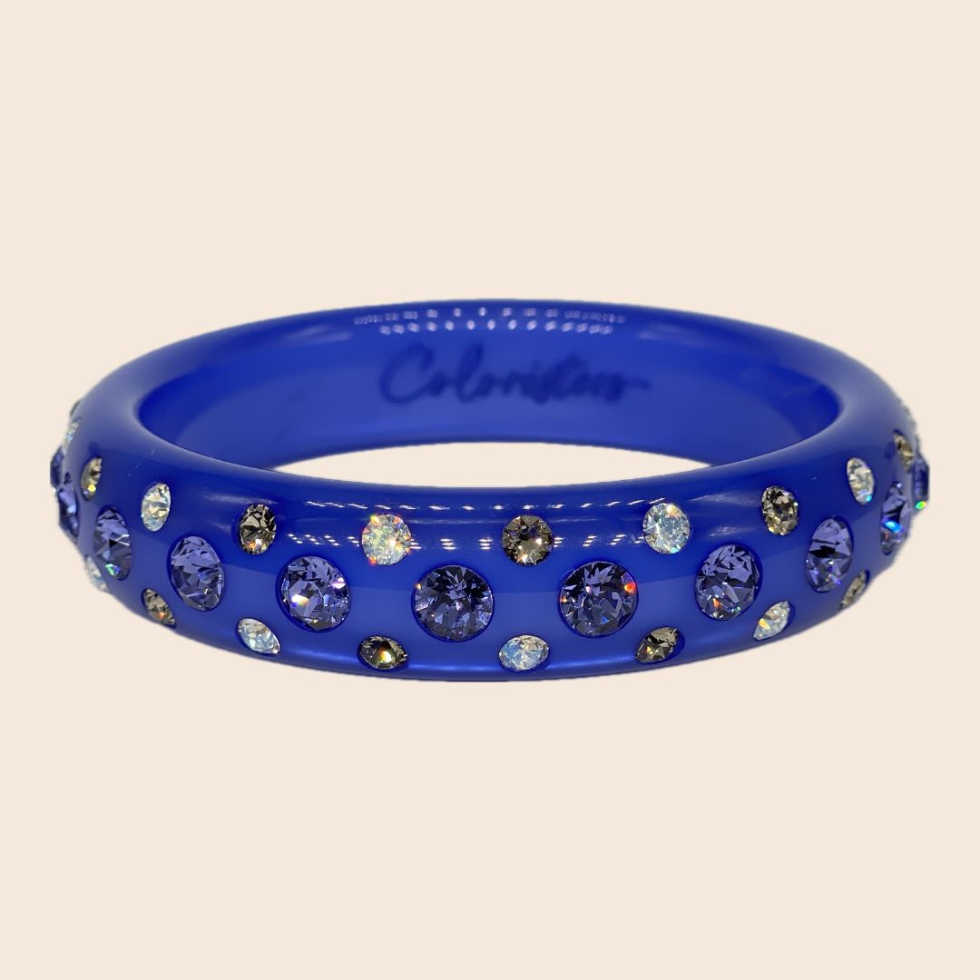 Coloristers Armreifen mit Kristallen in lila. Coloristers Bangle with crystals in purple.