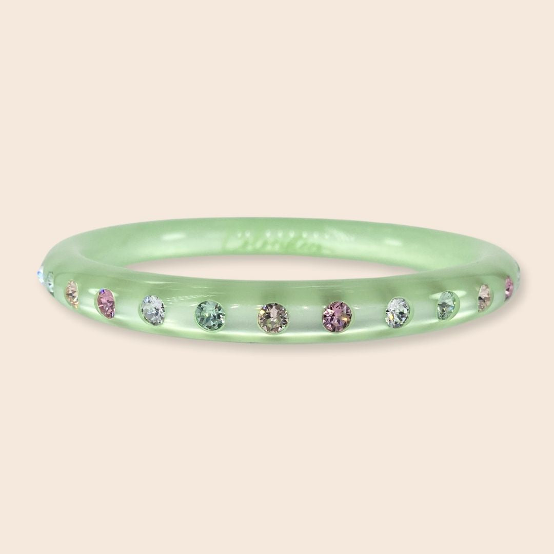 Schmaler Coloristers Armreifen mit Kristallen in hell grün, Narrow Coloristers bangle with crystals in light green