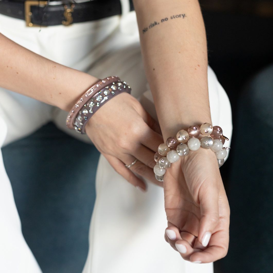 Coloristers Perlenarmband mit Kristallen in Puder und Champagner. Coloristers Pearl bracelet with crystals in powder and champagne