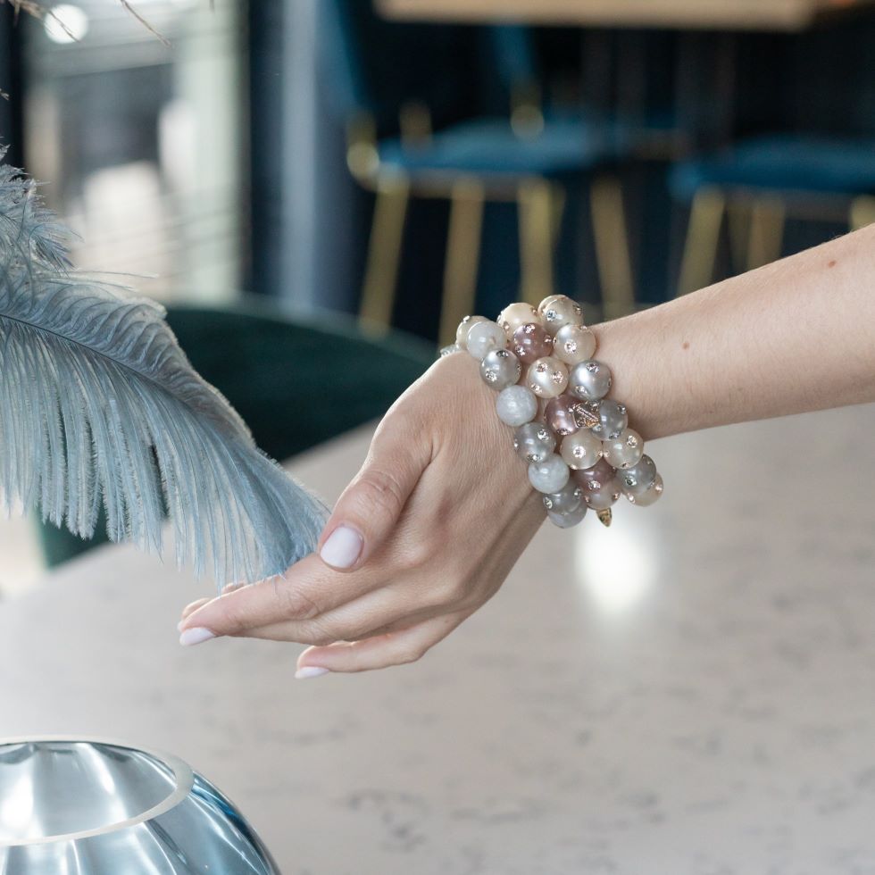 Coloristers Perlenarmband mit Kristallen in Puder und Champagner. Coloristers Pearl bracelet with crystals in powder and champagne