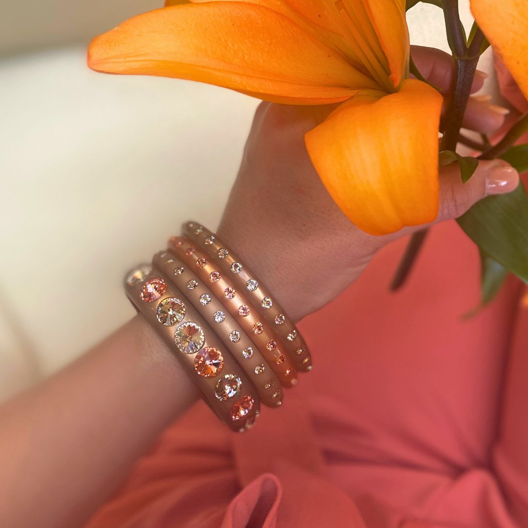 Coloristers Armreifen mit Kristallen Apricot. Coloristers Bangle with crystals in apricot