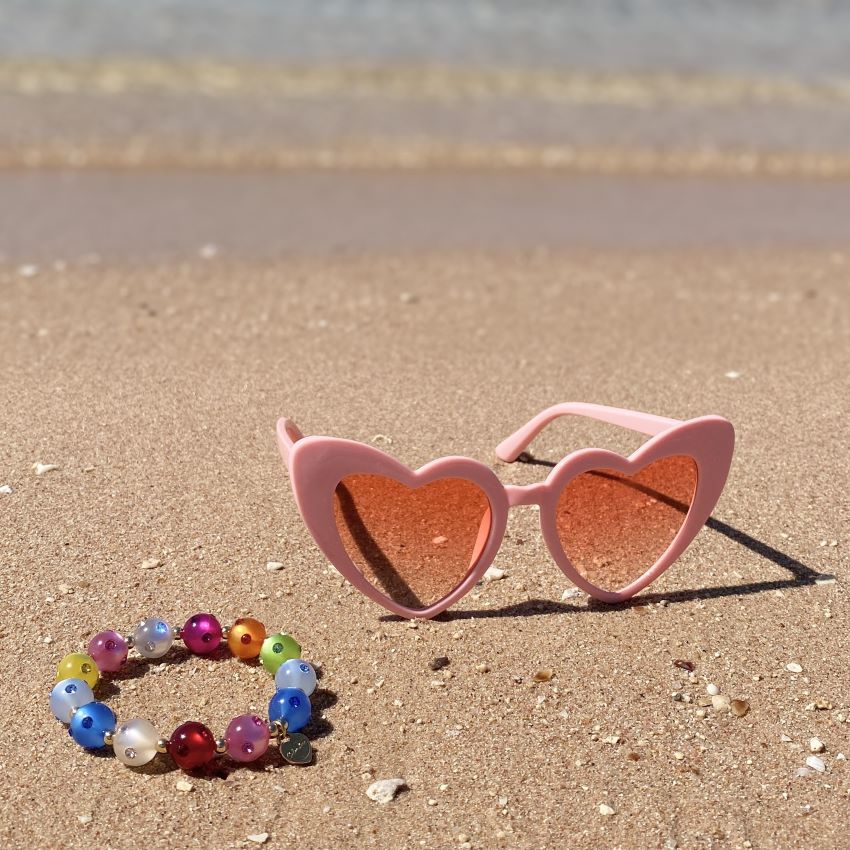 Coloristers Perlenarmband mit Kristallen in bunt.  Coloristers Pearl bracelet with crystals in rainbow colors